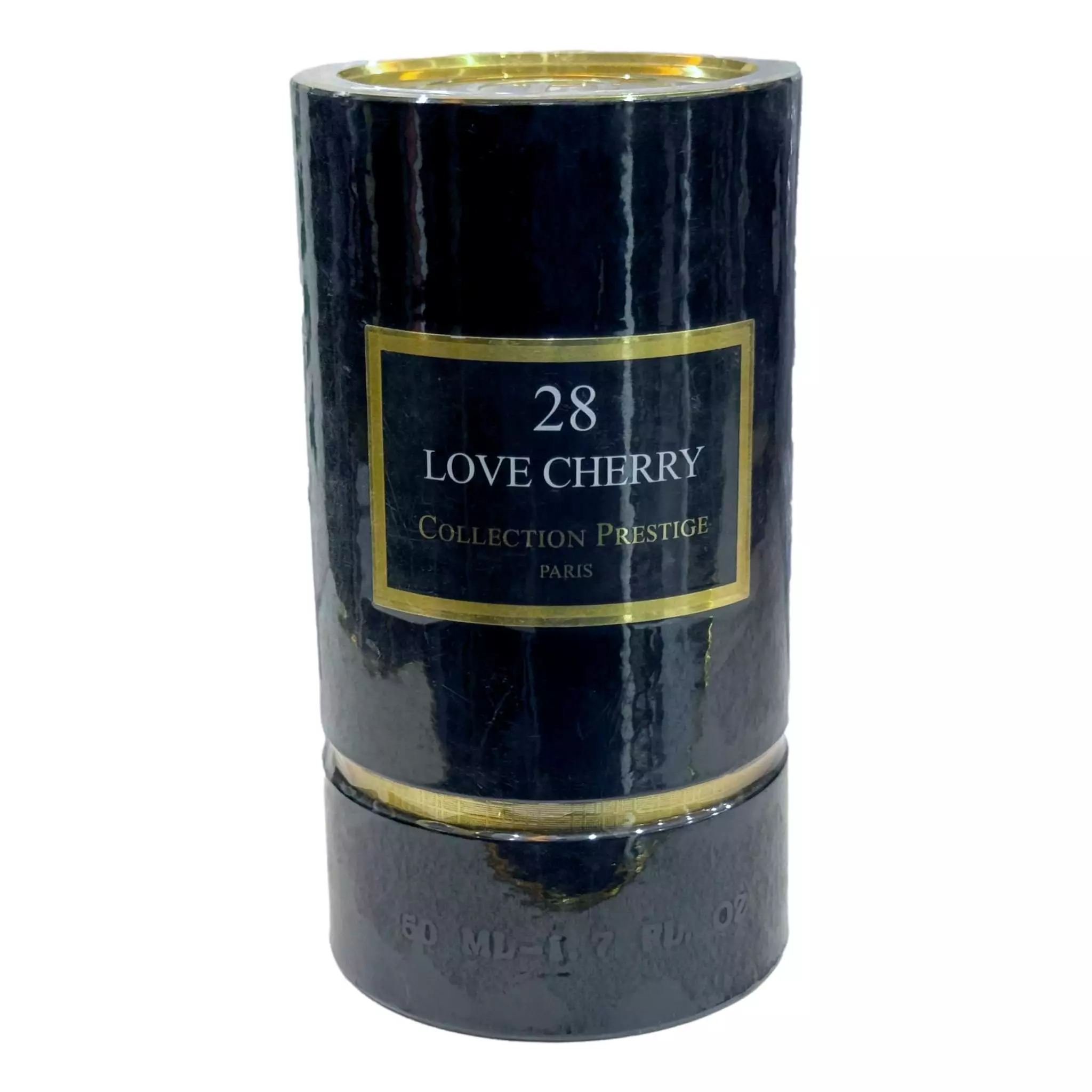 Le Parfum Love Cherry Collection Privée s’ouvre sur une explosion de cerise juteuse et sucrée, apportant une touche fruitée et délicieuse. Ce cœur enivrant est sublimé par un bouquet floral raffiné, enveloppé de notes chaudes et boisées qui laissent un sillage sensuel et irrésistible.